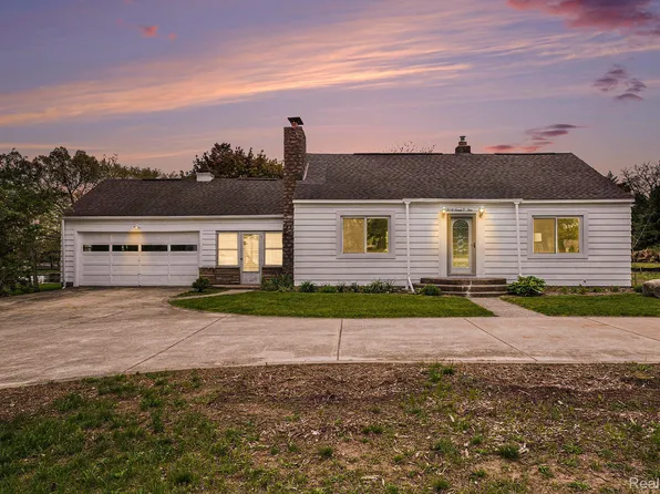 3701 Clintonville Rd, Waterford, MI 48329