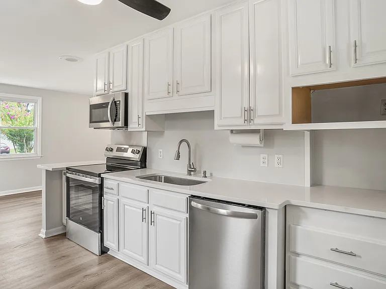 Kitchen w/ New undermount sink & faucet
