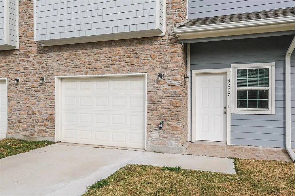 4 bed, 2.5 bath, 1690 sqft, $1,800 — Photo 3