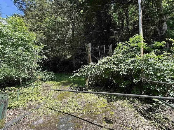 1528 Coco Rd, Elkview, WV 25071