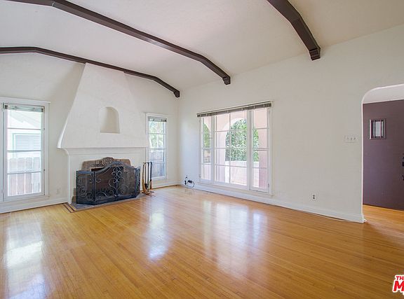 4th image of 2347 Manning Ave