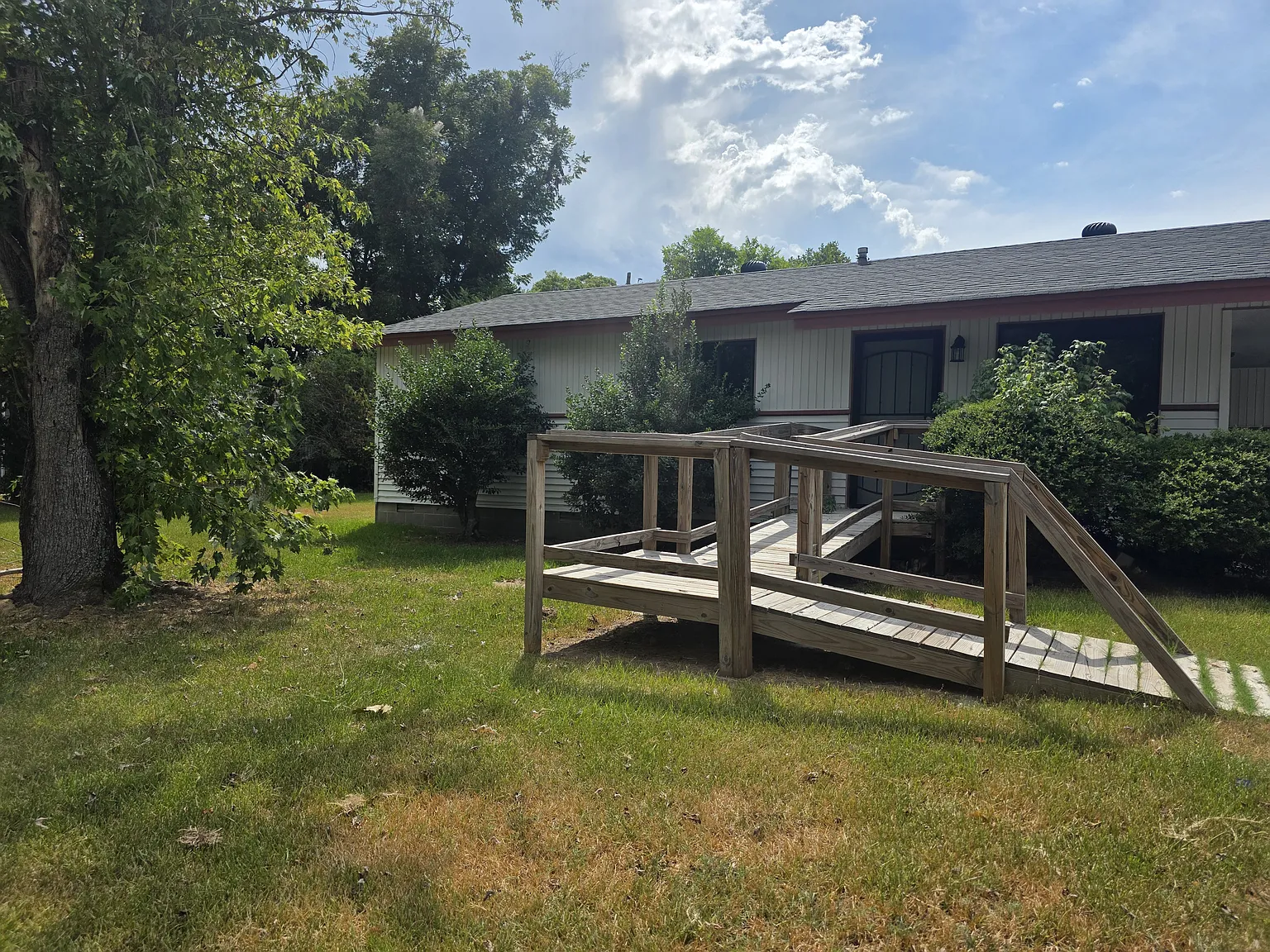 3 bed, 912 sqft, $950 — Photo 1