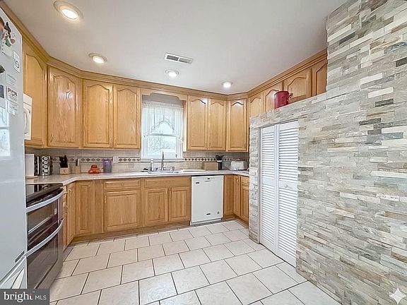 5th image of 55 Teaberry Ln
