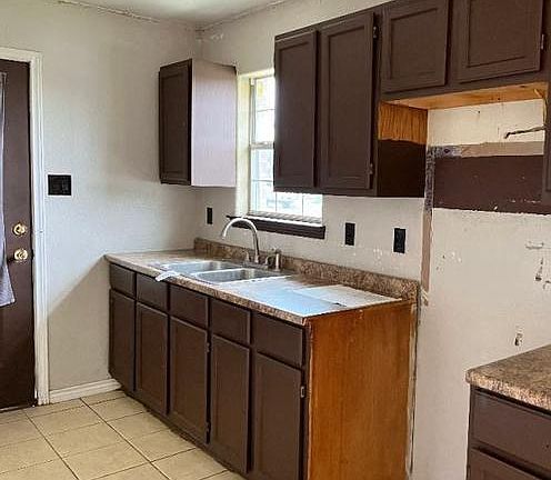 4th image of 907 Howell St