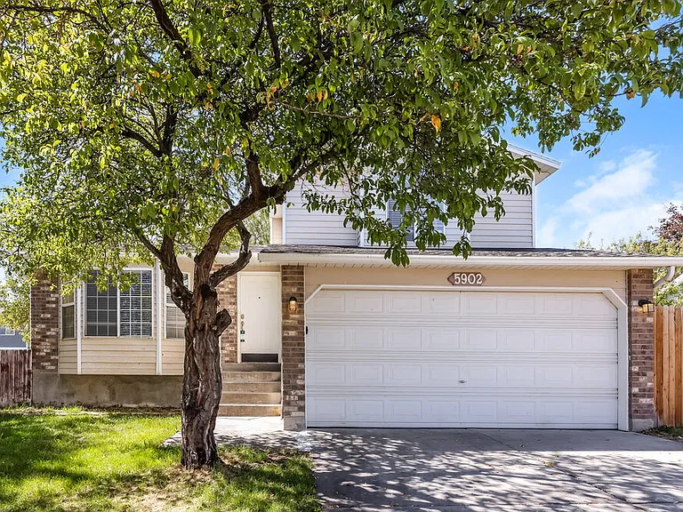 5902 S Woodview Dr — Photo 1