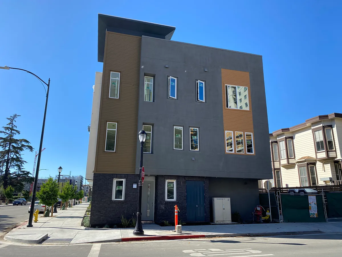 Building Photo - Devine St