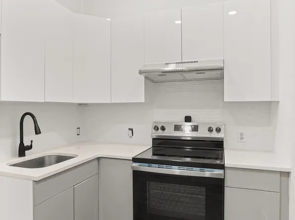 1042 Hall Place image 7 of 15