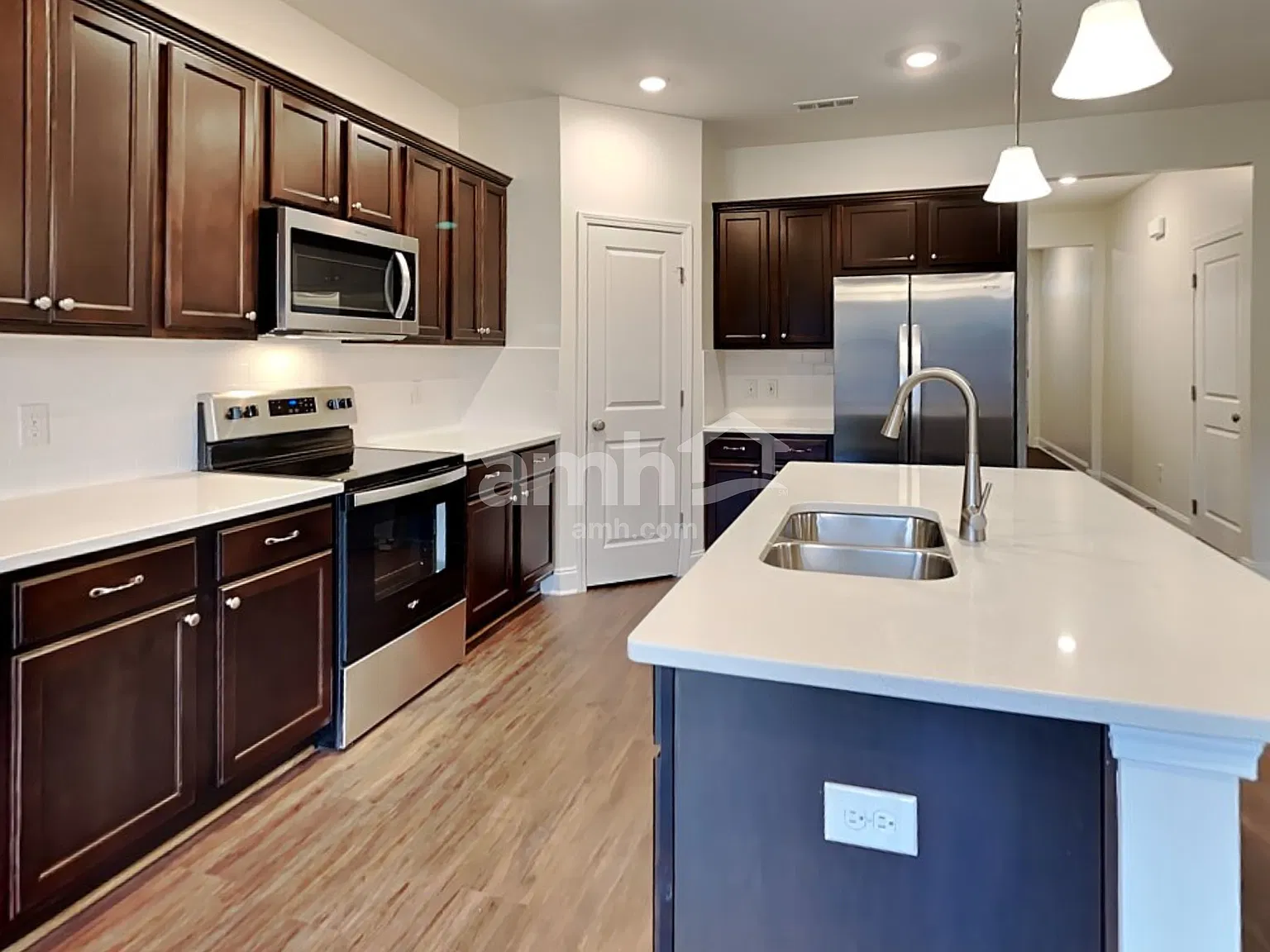 4 bed, 2.5 bath, 2330 sqft, $3,230 — Photo 2