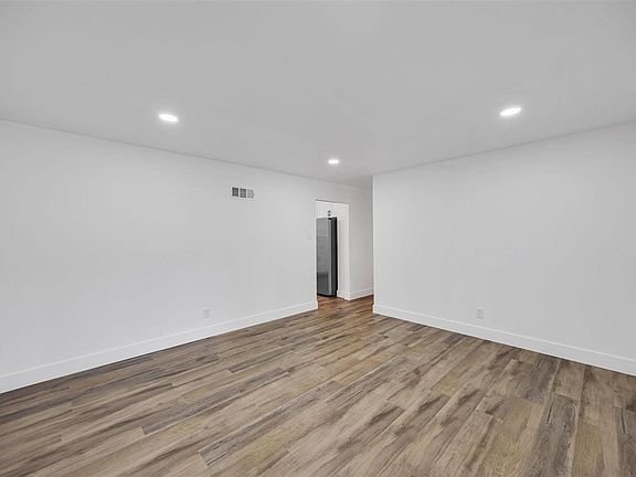 4th image of 2245 Eleanor Kay Dr