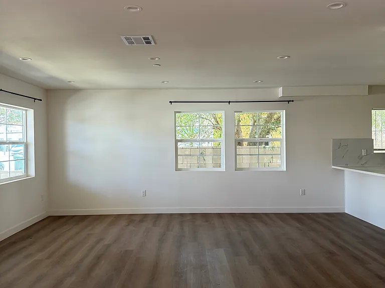 132 W Center St — Photo 4