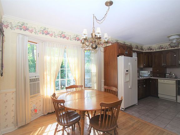 5th image of 14 Lupine Ln