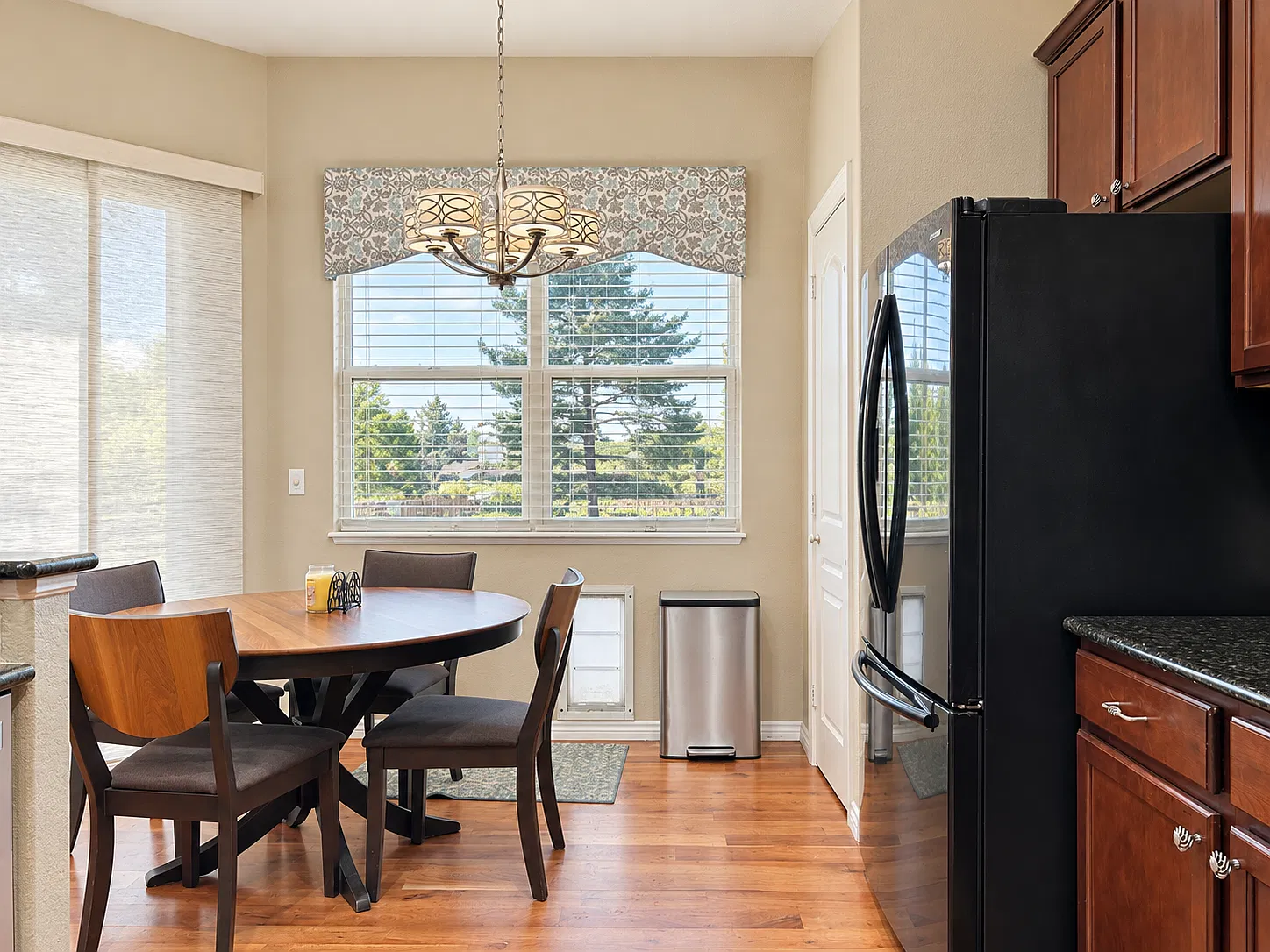 4 bed, 3.5 bath, 3602 sqft, $3,600 — Photo 4