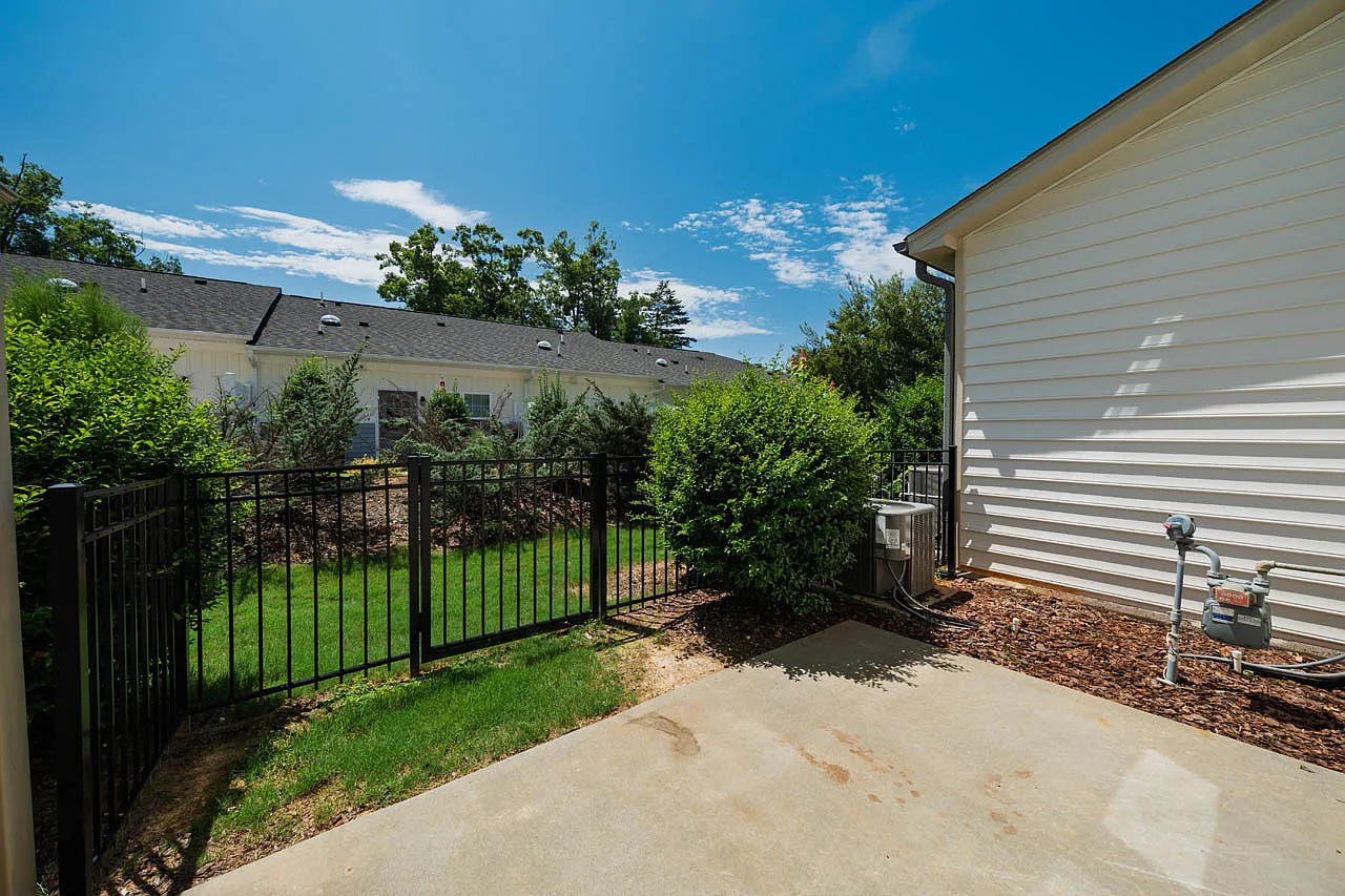 3 bed, 1716 sqft, $2,500 — Photo 2