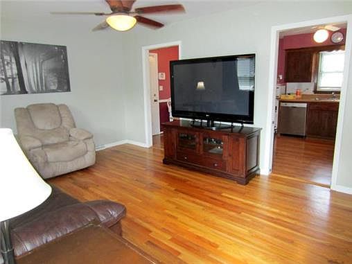 4th image of 9907 Oakdell Dr