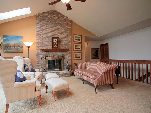2nd image of 2041 Oak Ln