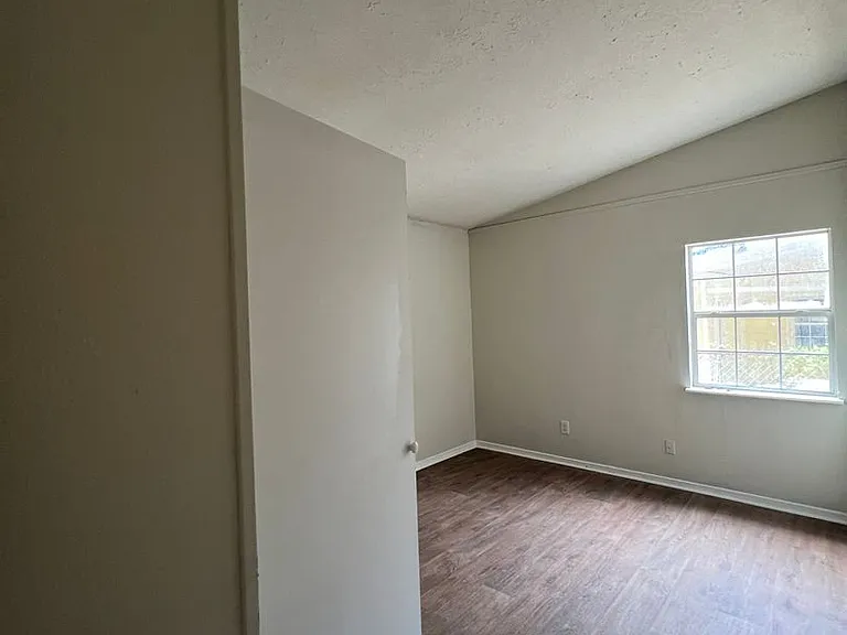 906 Kings Rd — Photo 4