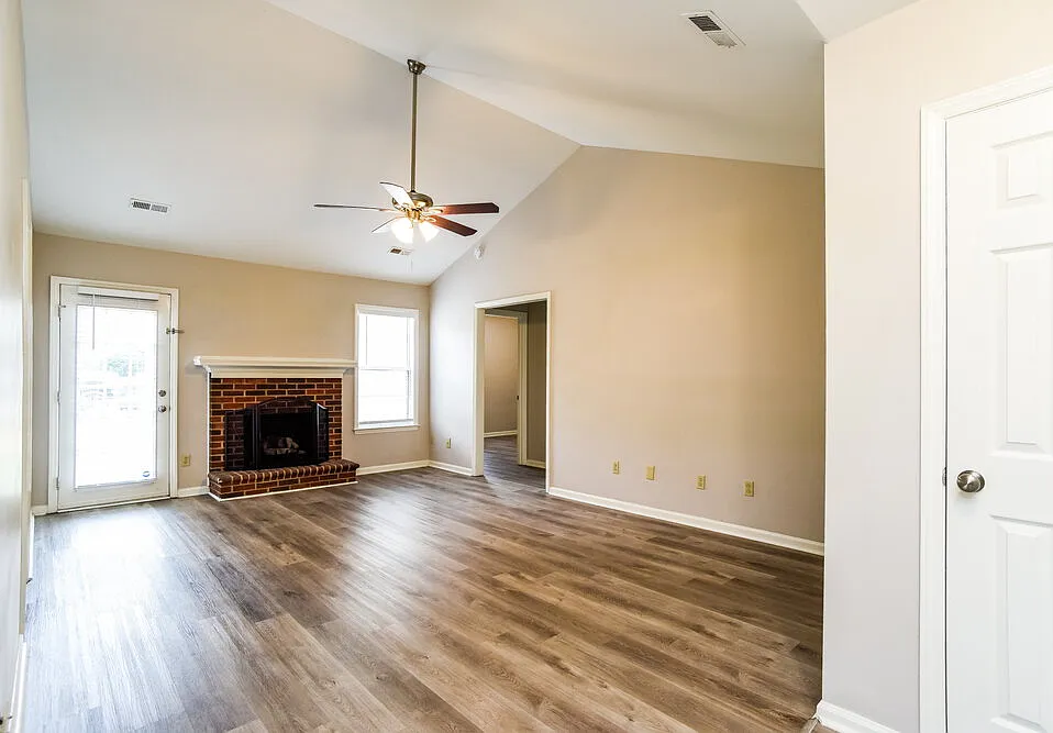 3 bed, 2.0 bath, 1265 sqft, $2,620 — Photo 4