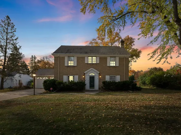 529 Arrowhead Dr, Green Bay, WI 54301