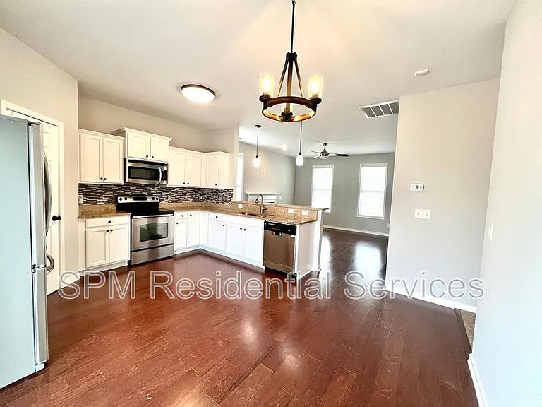 438 Riviera Dr — Photo 6