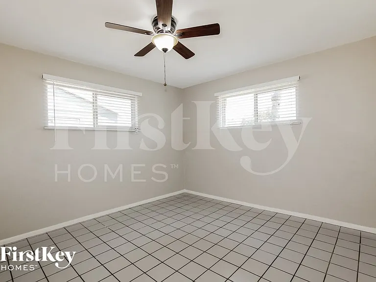 2126 W San Miguel Ave — Photo 12