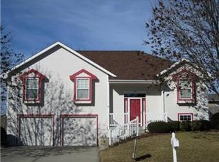 548 White Oak Ln, Liberty, MO 64068