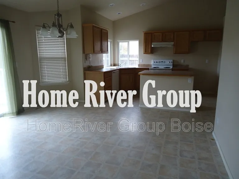 378 E Washakie St — Photo 3