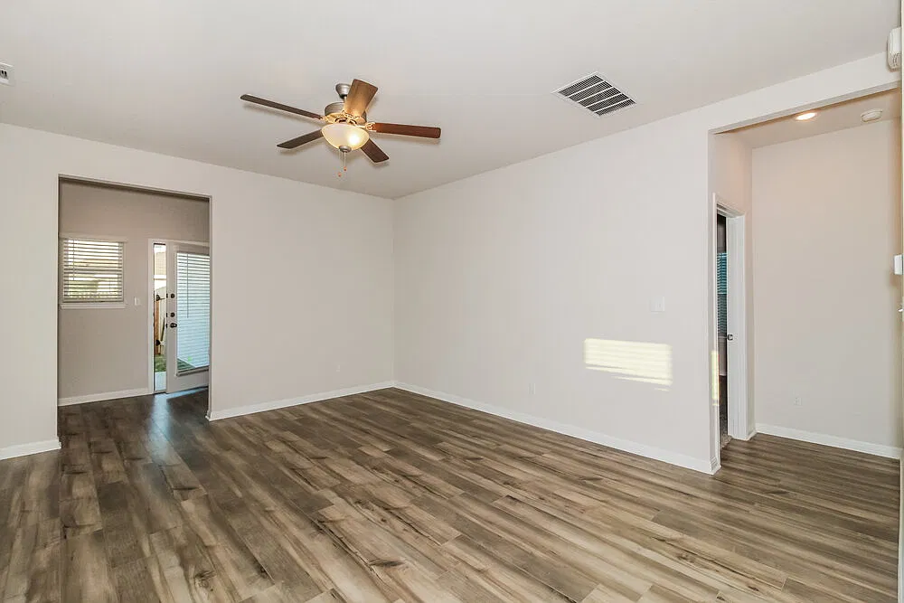 4 bed, 2.5 bath, 2360 sqft, $2,325 — Photo 4