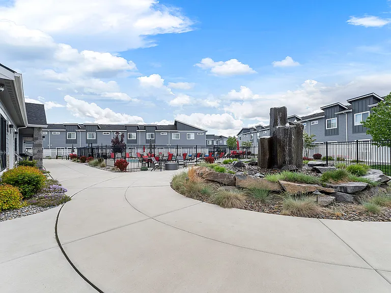Prairie Pointe Apartments and Townhomes — Photo 32