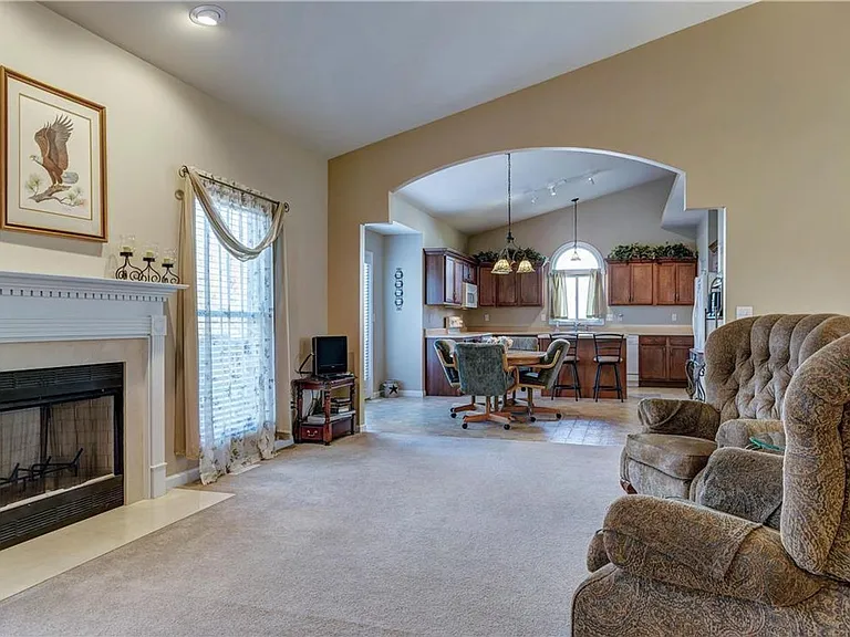 310 Royallsprings Pkwy — Photo 7