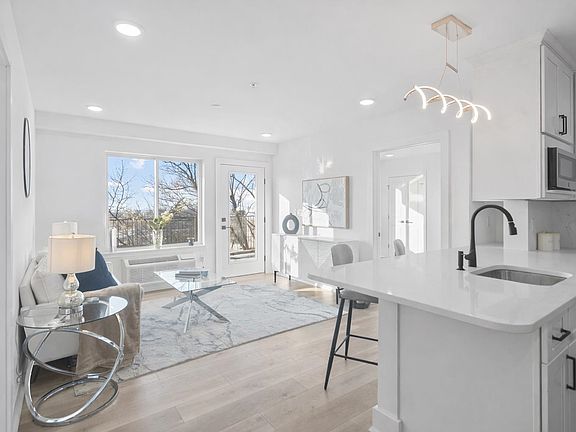 3rd image of 2601 Jane St #303