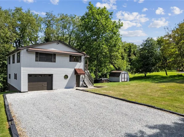 1093 Sunview Ave, Jeannette, PA 15644