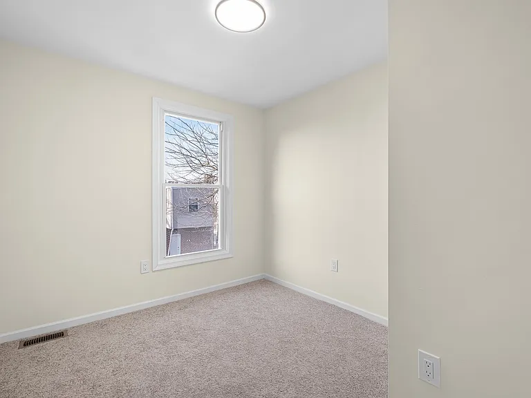 1124 E 14th St — Photo 15