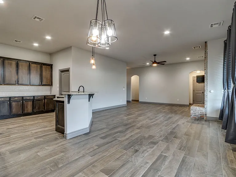 6133 Oxnard St — Photo 13