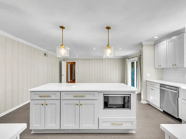 317 Kensington Dr — Photo 2