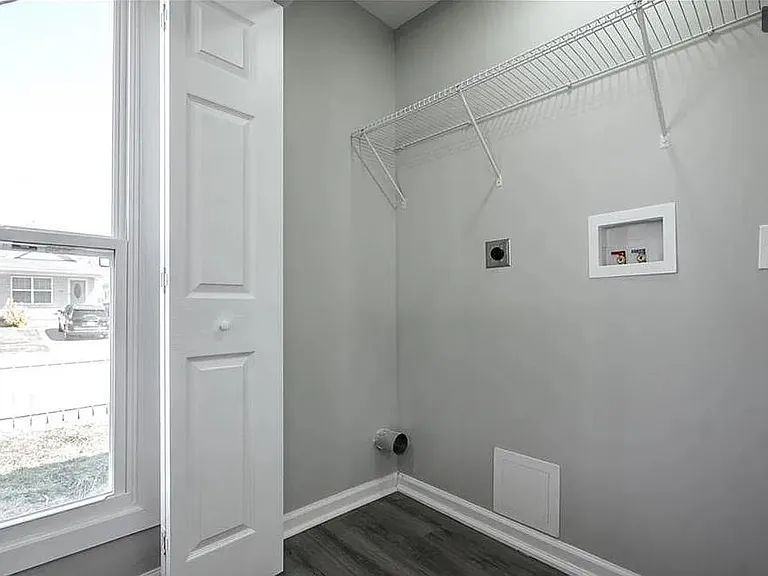 721 E 9th St — Photo 15