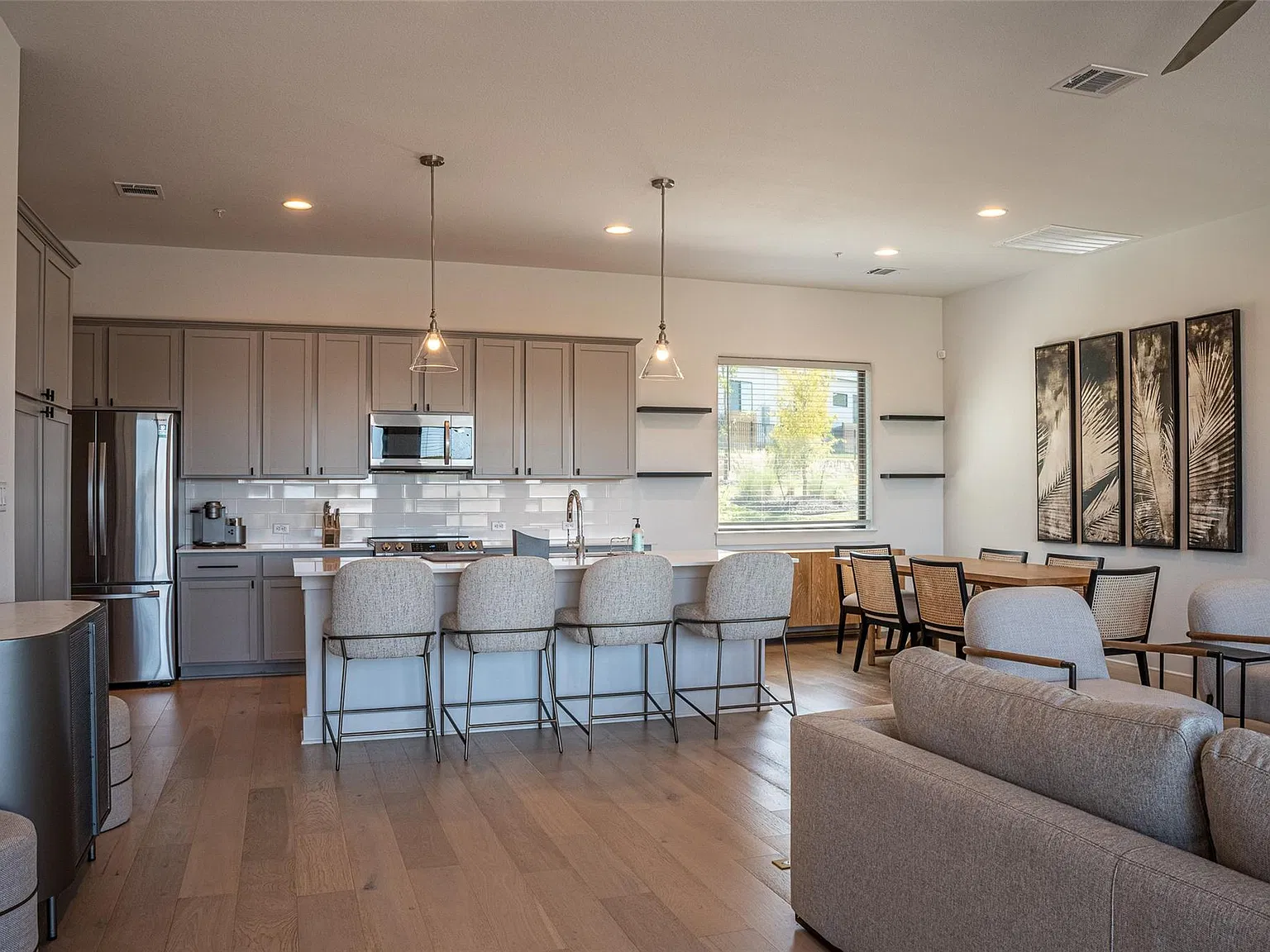 3 bed, 2.5 bath, 2032 sqft, $3,500 — Photo 2