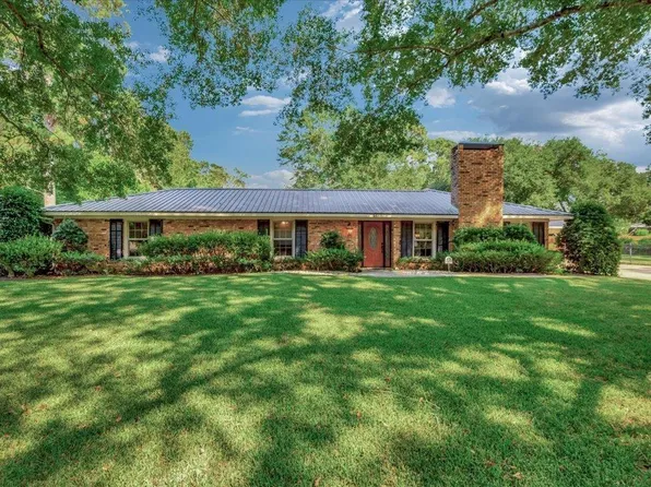 2810 Colonial Dr, Nacogdoches, TX 75965