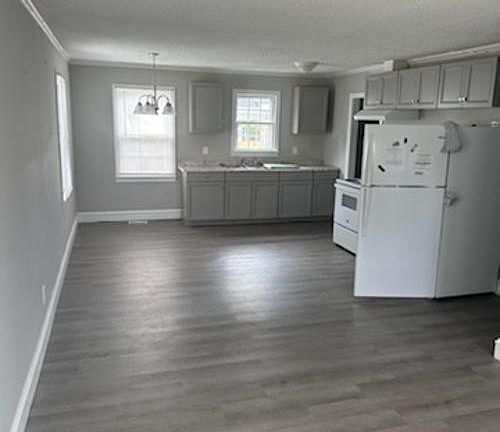 3rd image of 122 E Pine St