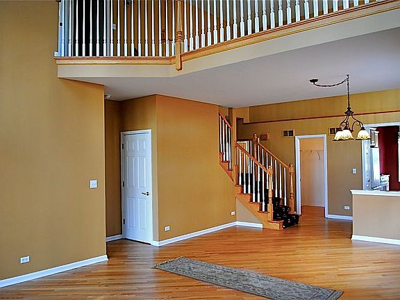 Volume ceilings, spacious floor plan