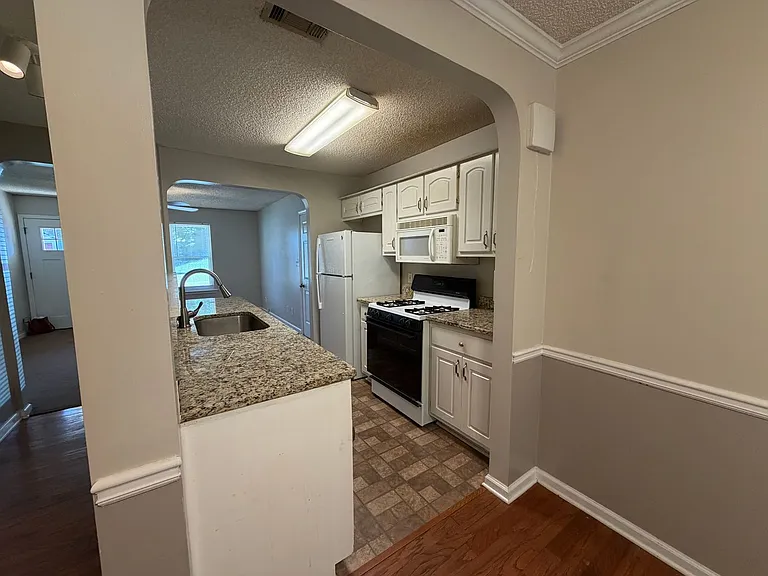1330 N Hampton Dr — Photo 11