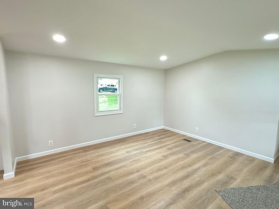 5th image of 375 Plum St
