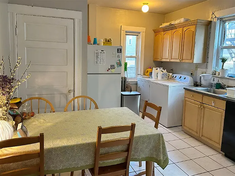 183 College Ave — Photo 2