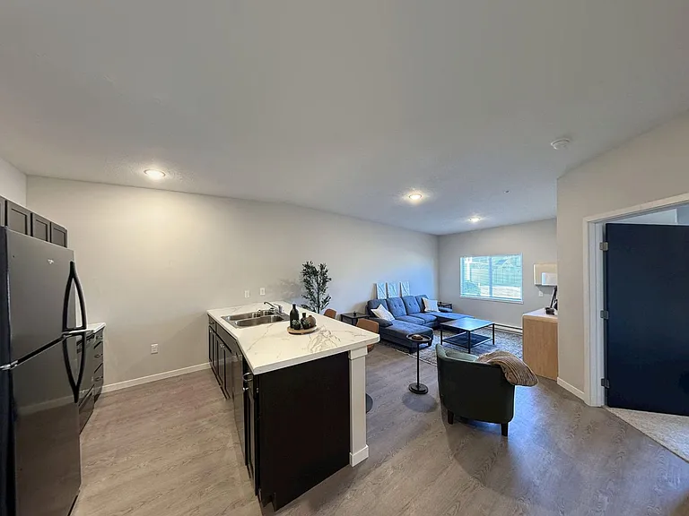 Pioneer Apartments — Photo 8