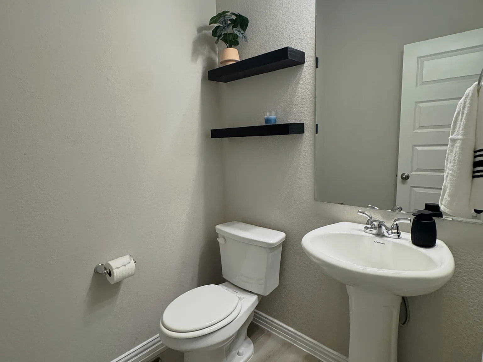 3 bed, 2.5 bath, 1808 sqft, $2,600 — Photo 3