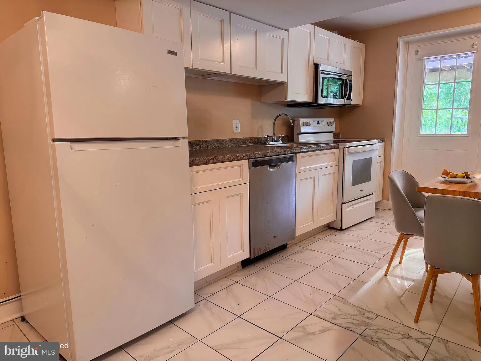 1 bed, 1.0 bath, 3187 sqft, $1,700 — Photo 4