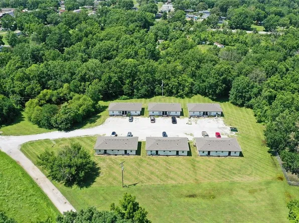 300 Oak St, Freeman, MO 64746