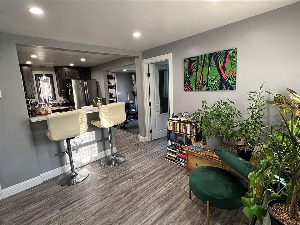 410 Pequot Ave Warwick, RI, 02889 Apartments for Rent Zillow