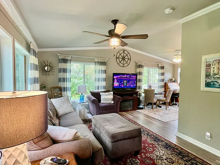 NE Shore Pl — Photo 5
