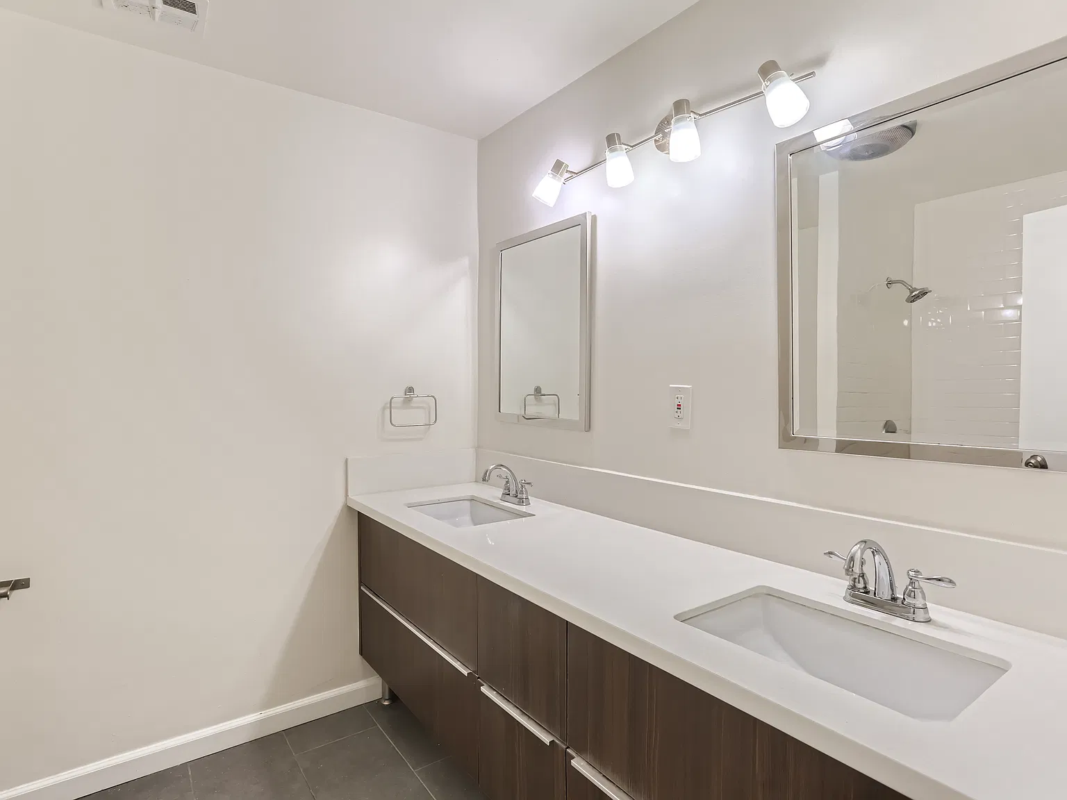 221 N Kenwood St — Photo 2