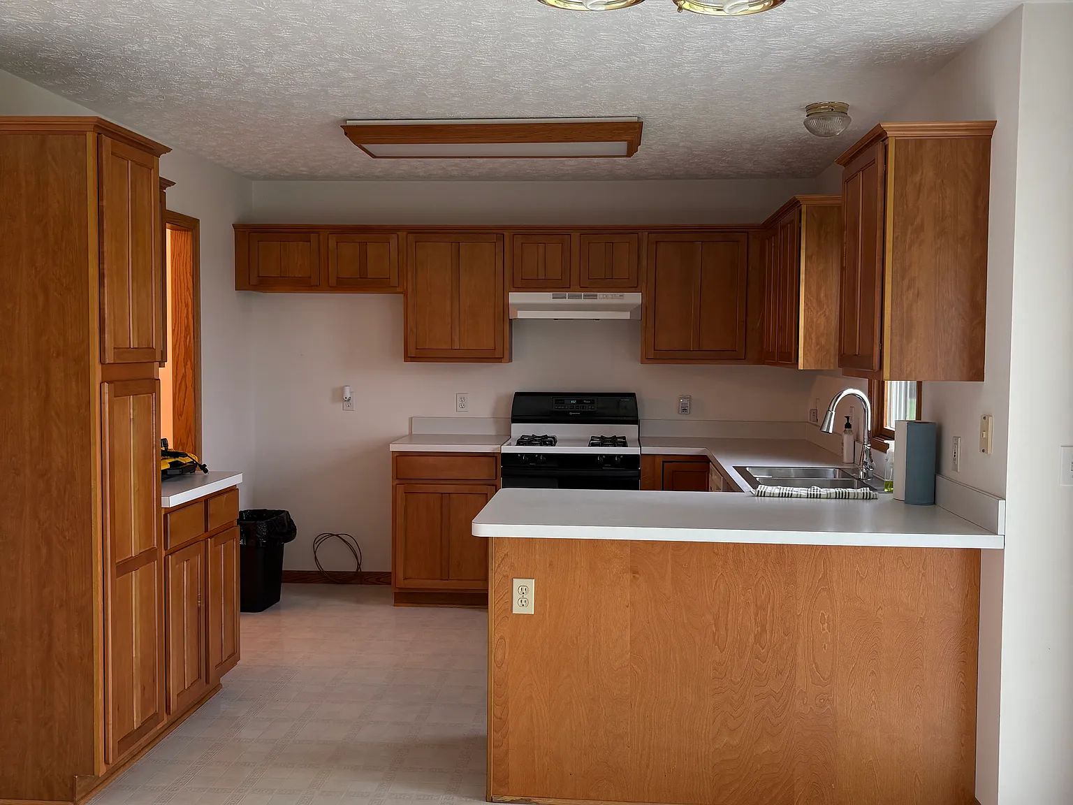 3 bed, 2.5 bath, 1836 sqft, $2,400 — Photo 4